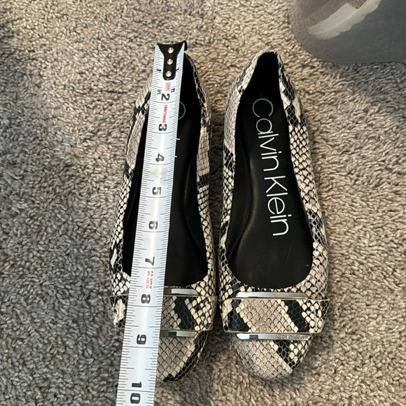 Calvin Klein SnakeSkin flats- adorable - size 6.5 - Picture 6 of 7
